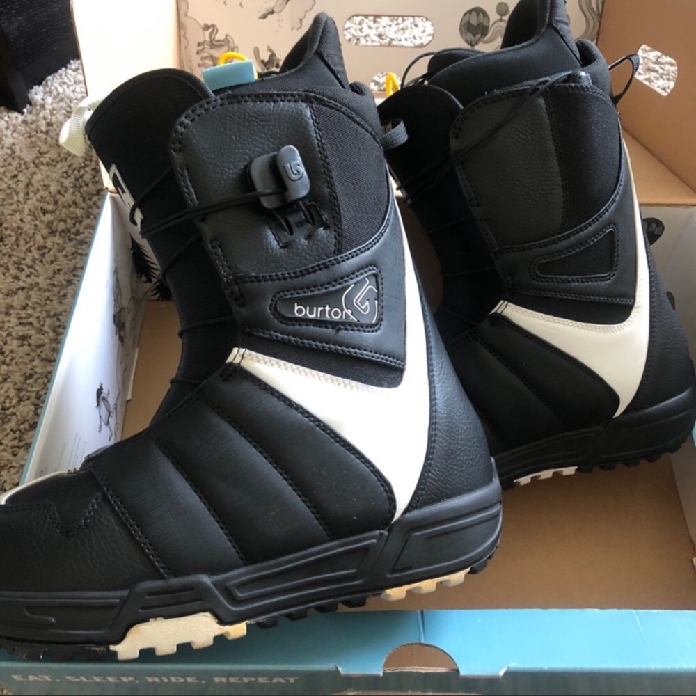 BRAND NEW PERFECT CONDITION BURTON BOOTS ,